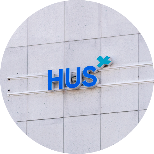 HUS logo seinässä 500x500 round